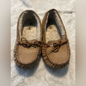 Size 7 tan Minnetonka slippers
